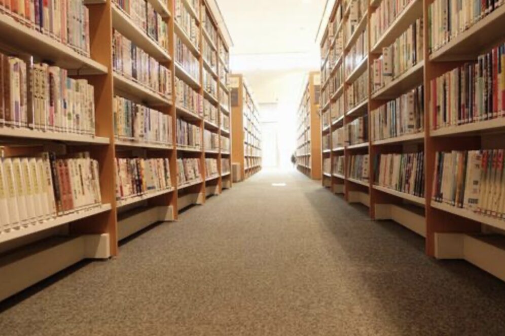 図書館の中の様子。たくさんの本が並んでいる。