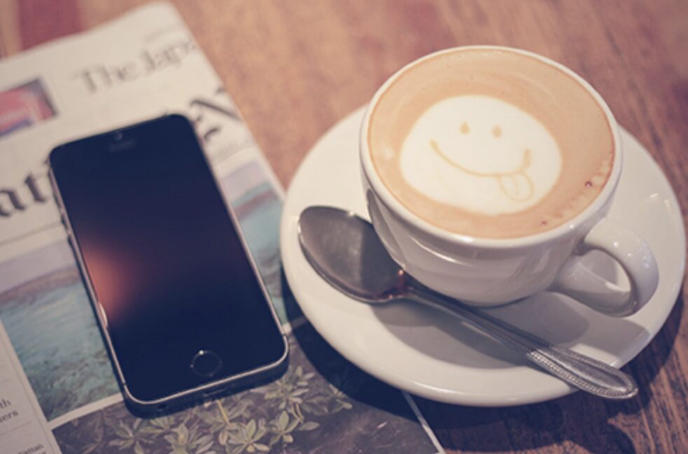 カフェでラテアートを注文した様子。