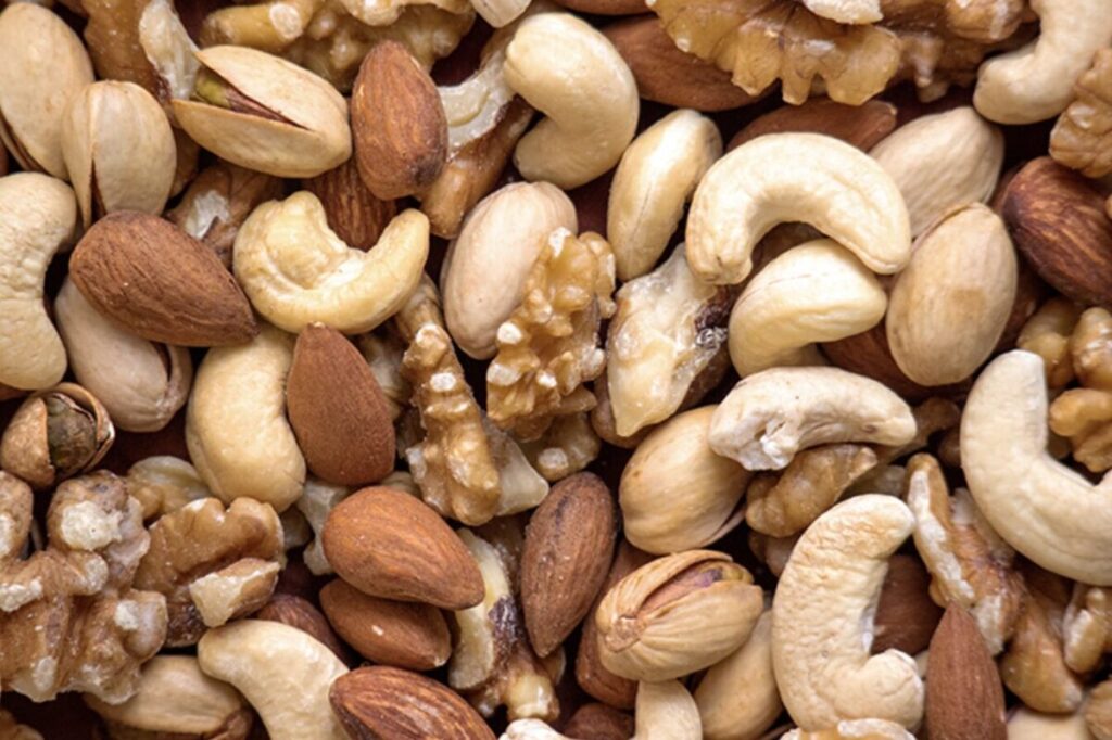 様々なナッツが散乱している様子
