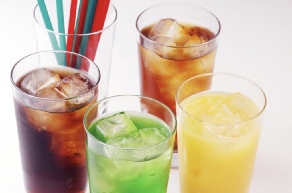 様々な飲料水が並んだ画像