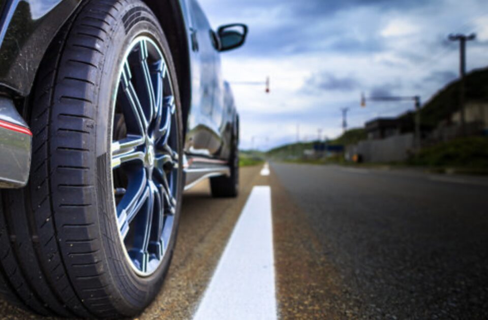 道路を走る車のタイヤを低い位置から撮影した写真