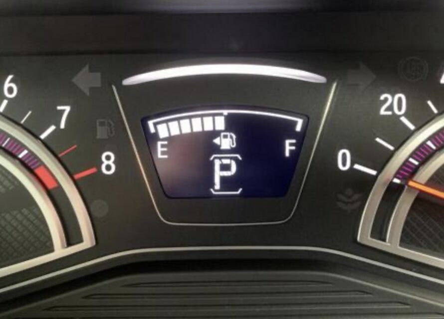 車の燃料計が空に近づいている状態を示すメーター表示