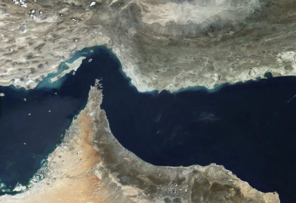 中東のホルムズ海峡周辺を写した衛星画像