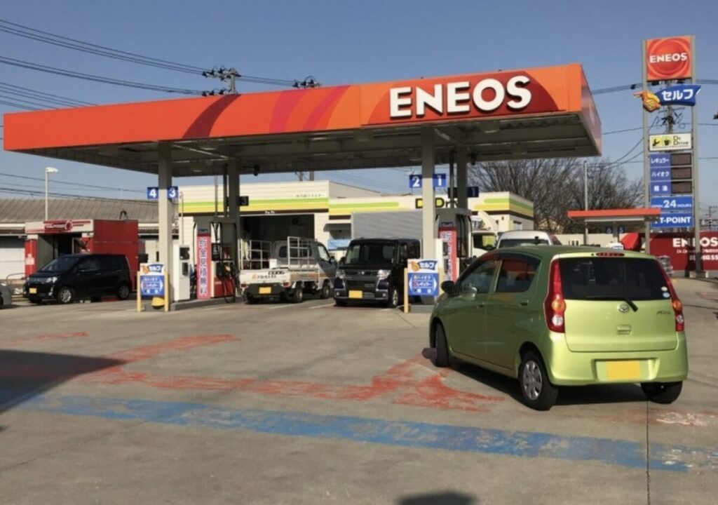 ENEOSのガソリンスタンドに車が入り給油しようとしている様子