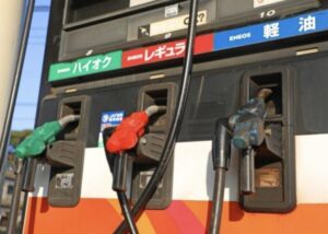 ガソリンスタンドの給油機に並ぶハイオク・レギュラー・軽油のノズル