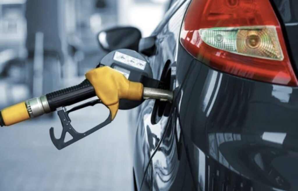 車にガソリンを給油している様子のクローズアップ