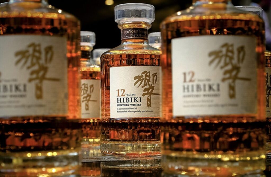 琥珀色のウイスキーボトルが並ぶ重厚感のあるディスプレイシーン