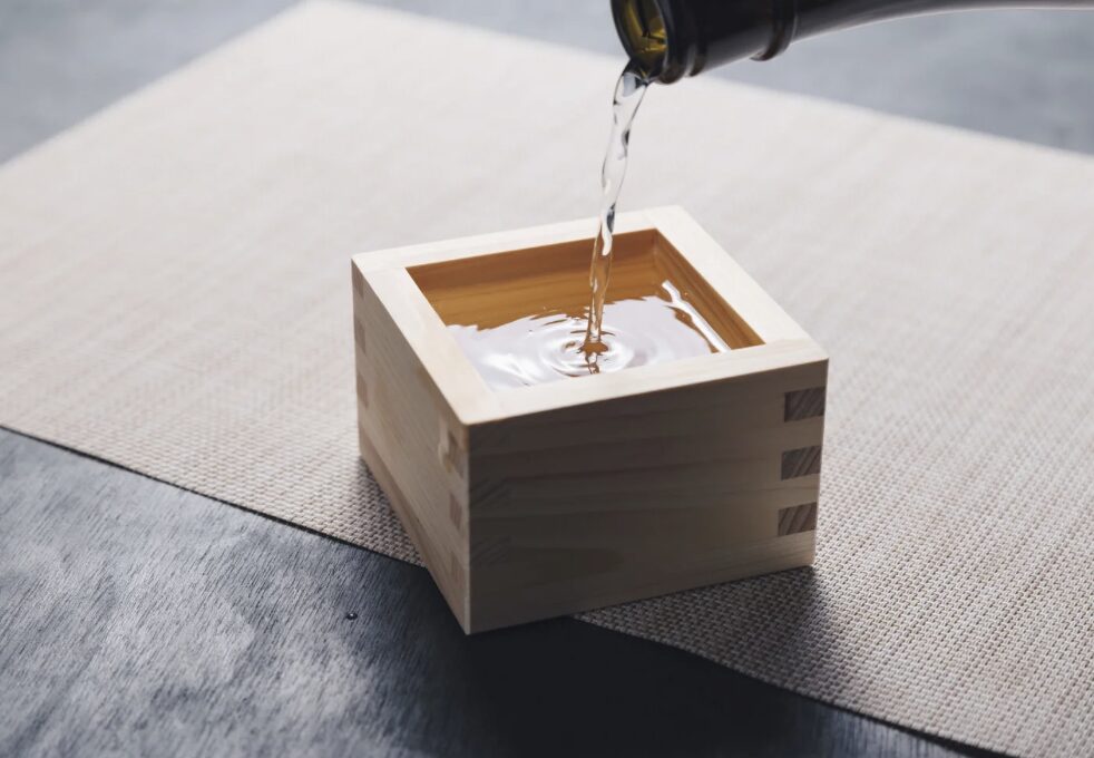 木枡に日本酒を注ぐ伝統的な和のスタイルの一杯