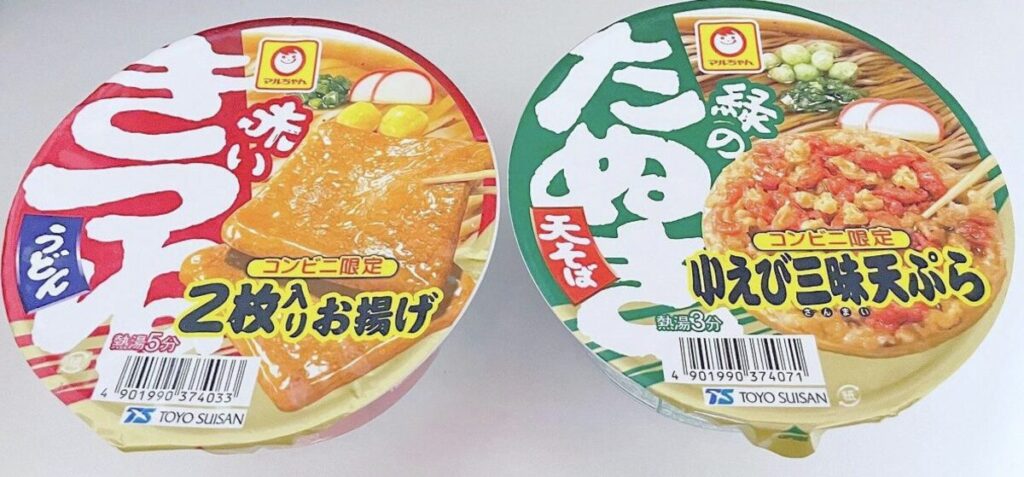 赤いきつねと緑のたぬきの限定コラボパッケージを並べた比較画像