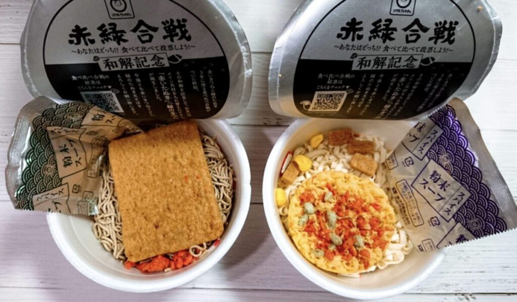 赤いきつねと緑のたぬきの中身を開けた状態で具材と麺を比較した様子