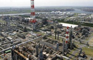 石油精製プラントと貯蔵タンクが広がる工業地帯の全景を上空から捉えた写真