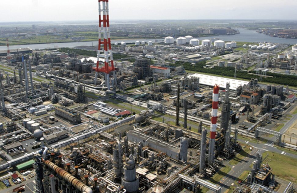 石油精製プラントと貯蔵タンクが広がる工業地帯の全景を上空から捉えた写真